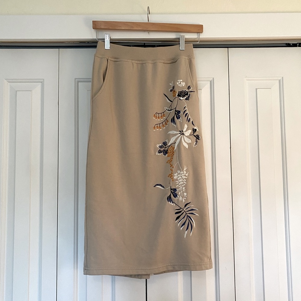 Embroidery pencil skirt with pockets. Size M.